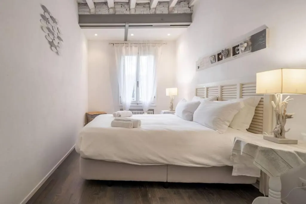 Canal View - San Marco Venice Apartment
